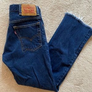 Levis cropped dark wash jeans